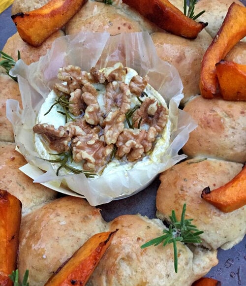 Picture of the recipe: Dough balls with melted camembert, topped with toasted walnuts.